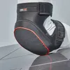 A black knee pad with red trim is shown on a mannequin leg, resting on a reflective surface. Anteprima dell’immagine prodotto