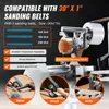 A close-up view of a belt sander with text overlays highlighting its features and compatibility. Voir les images du produit