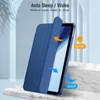 A blue tablet case is shown partially open, revealing a tablet screen. The case is displayed on a marble surface with a light blue background. Arrows indicate the auto sleep/wake feature. Produktbild-Vorschau