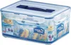 A Lock & Lock food storage container with a blue handle and blue trim, shown on a white background. The container is semi-transparent and displays images of donuts and cherries on its packaging. Voir les images du produit