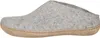 A side view of a light gray felt slipper with a tan sole. Produktbild-Vorschau