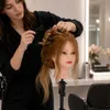 Tête à coiffer Ela - Cheveux naturels 60 cm avec trépied Voir les images du produit 11