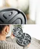 A person is holding two gray dog bowls, one on top of the other. The top bowl is a close-up in the upper image, showing its maze-like interior. The bottom bowl is larger and has the brand name 'lionto' visible. Voir les images du produit