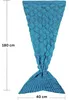 Teal gestrickte Meerjungfrau-Schwanzdecke mit Schuppenmuster auf dem Körper und gerippter Schwanzflosse, mit Maßen von 180 cm Länge und 40 cm Breite Anteprima dell’immagine prodotto