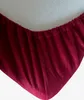 A close-up view of a red fleece fitted sheet. Produktbild-Vorschau
