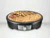 A crepe maker with a crepe topped with banana slices and chocolate syrup. Produktbild-Vorschau