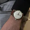 A close-up shot of a person wearing a watch on their wrist. Voir les images du produit