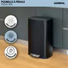 A black pedal bin is shown in a kitchen setting, with three circular icons highlighting its features. Podgląd zdjęcia produktu