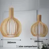Two wooden pendant lights are shown side-by-side for size comparison, with dimensions indicated. Voir les images du produit