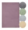 Weicher Hochflor Teppich in Lavendel mit Farbmustern in Anthrazit, Grau, Creme, Salbei.
