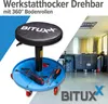 A workshop stool with tools is shown in front of a workshop with tool chests. Text overlays provide product details. Produktbild-Vorschau