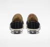 The back view of two black Converse Chuck 70 low-top sneakers on a white background. Anteprima dell’immagine prodotto