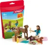 A Schleich Horse Club playset featuring a girl, two dogs, a squirrel, and picnic accessories, displayed with its packaging. Produktbild-Vorschau
