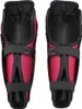 A pair of red and black shin guards for children. Podgląd zdjęcia produktu
