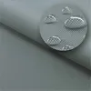 A close-up of grey waterproof fabric with water droplets on it. Voir les images du produit