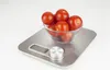 A digital kitchen scale with a bowl of cherry tomatoes on it. Anteprima dell’immagine prodotto