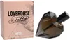 Herzförmiger Flakon des Parfums Diesel Loverdose Tattoo neben rosafarbener Verpackung mit floralem Muster und schwarzer Schrift. Anteprima dell’immagine prodotto