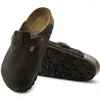 A pair of dark brown Birkenstock Boston clogs shown from a slightly elevated side angle against a white background. Produktbild-Vorschau