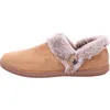 A side view of a single brown slipper with faux fur trim and a button detail. Produktbild-Vorschau