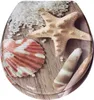 A toilet seat lid with a beach-themed design featuring a starfish, seashells, and small white beads on a wooden background. Produktbild-Vorschau