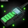 A close-up marketing image of a walkie-talkie with glowing battery indicators and text highlighting its capacity. Voir les images du produit