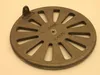 A round cast iron grate with radial slots and a central pin, likely for a stove or furnace. Anteprima dell’immagine prodotto