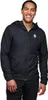 Mann trägt die schwarze Men"s First Light Hybrid Hoody von Black Diamond; lächelt in die Kamera. Podgląd zdjęcia produktu
