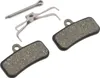 A set of bicycle disc brake pads and a spring clip, laid out on a white background. Náhled obrázku produktu