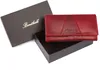 A red leather wallet is placed inside an open dark gray gift box. Produktbild-Vorschau