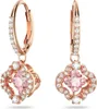 A pair of rose gold-colored earrings with pink gemstones and clear crystals, shaped like a clover. Anteprima dell’immagine prodotto
