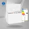A white chest freezer with its lid open, displaying an energy efficiency label next to it. The interior has organizers. Produktbild-Vorschau
