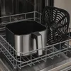 An air fryer basket and its grill accessory are placed inside a dishwasher rack. Náhled obrázku produktu