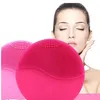 Zwei leuchtend rosa Silikon-Gesichtsreinigungsbürsten mit strukturierten Oberflächen, die das Gesicht einer Frau mit geschlossenen Augen teilweise verdecken Anteprima dell’immagine prodotto