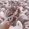 Ein nasser rot-weiß gemaserter großer Kieselstein auf einer Handfläche Produktbild-Vorschau