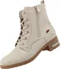 Das Bild zeigt einen beige Stiefel von der Seite. Der Stiefel hat eine glatte Oberfläche und eine hohe Form bis zum Schaft.