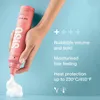 A hand holding a pink hair product dispenser with foam coming out, against a light blue background with text describing product features. Voir les images du produit