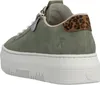 A close-up side view of a green sneaker with a platform sole. Voir les images du produit