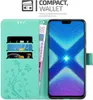 A phone case with card slots and a phone inside, with text overlays. Náhled obrázku produktu