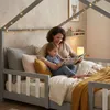 Lit bébé "Treviolo" au style maison, avec barrière de Voir les images du produit 6