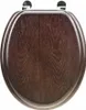 A top-down view of a wooden toilet seat with chrome hinges against a white background. Anteprima dell’immagine prodotto
