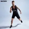 A man is running while wearing a weighted vest. Produktbild-Vorschau