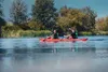 Zwei Paddler in Gumotex Thaya Schlauchkajak aufblasbar 2+1 Personen rot, auf dem Wasser Produktbild-Vorschau