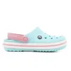 A side view of a blue and white Crocs Crocband Clog K shoe with pink accents. Produktbild-Vorschau