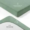 Close-up views of a green fitted sheet, highlighting its texture and elastic band. Anteprima dell’immagine prodotto