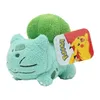 A plush toy of the Pokemon character Bulbasaur is shown with a tag attached. Anteprima dell’immagine prodotto