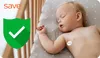 A baby sleeping in a crib with a thermometer attached to its arm, and a marketing graphic overlay. Voir les images du produit