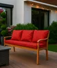A red cushioned wooden bench sits on a wooden deck, surrounded by greenery and a modern house. Anteprima dell’immagine prodotto