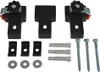 A set of plumbing installation hardware, including brackets, screws, and wall anchors, laid out on a white background. Anteprima dell’immagine prodotto