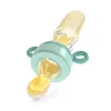 A baby food feeder with a spoon attachment, filled with yellow puree. Anteprima dell’immagine prodotto