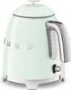 A close-up studio shot of a pastel green Smeg mini kettle. Podgląd zdjęcia produktu